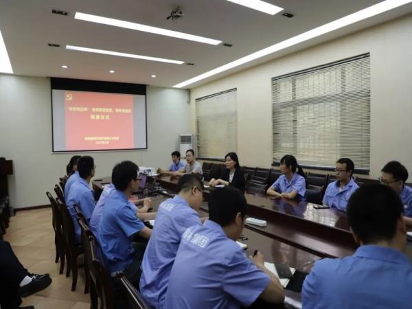 公司党委举行“半年双过半”专项攻坚突击队授旗仪式-洛阳轴承