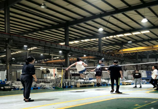 “棋”心协力“毽”康生长主轴部党支部联合工会开展象棋、毽球角逐活动